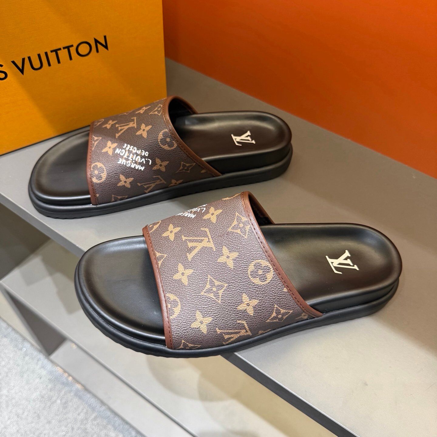 Claquettes Monogram Premium Confort – Motif Iconique Luxe – Image 5