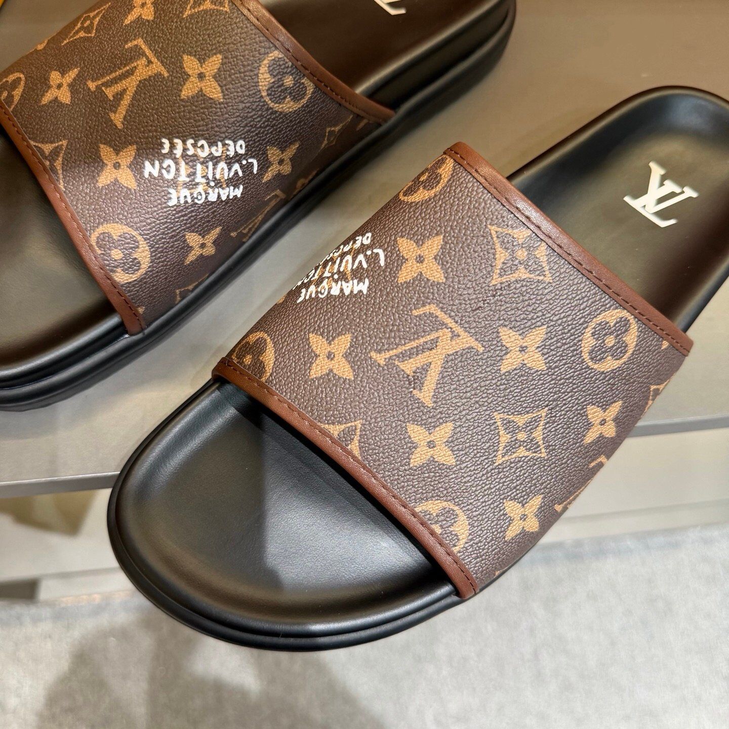 Claquettes Monogram Premium Confort – Motif Iconique Luxe – Image 8