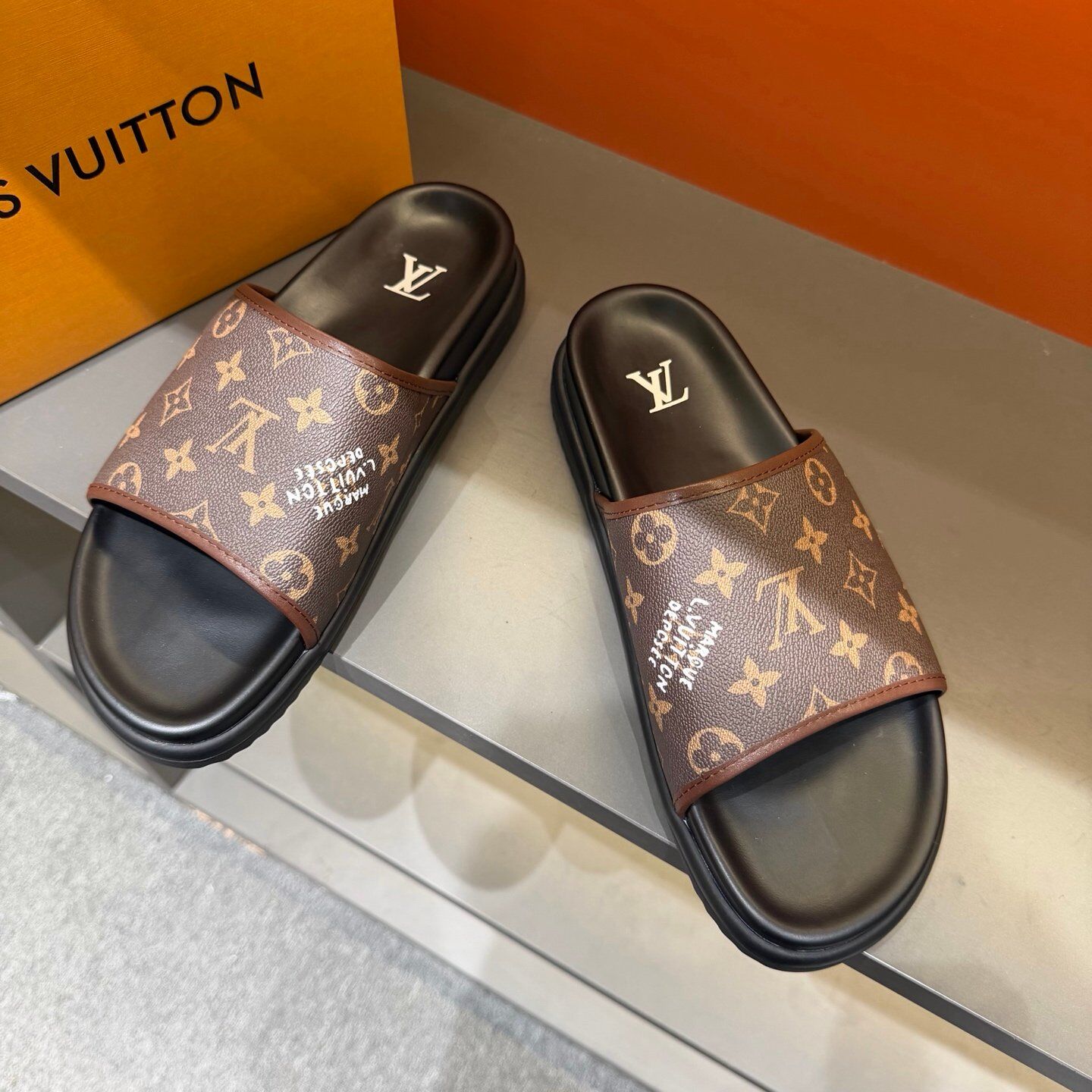 Claquettes Monogram Premium Confort – Motif Iconique Luxe – Image 9