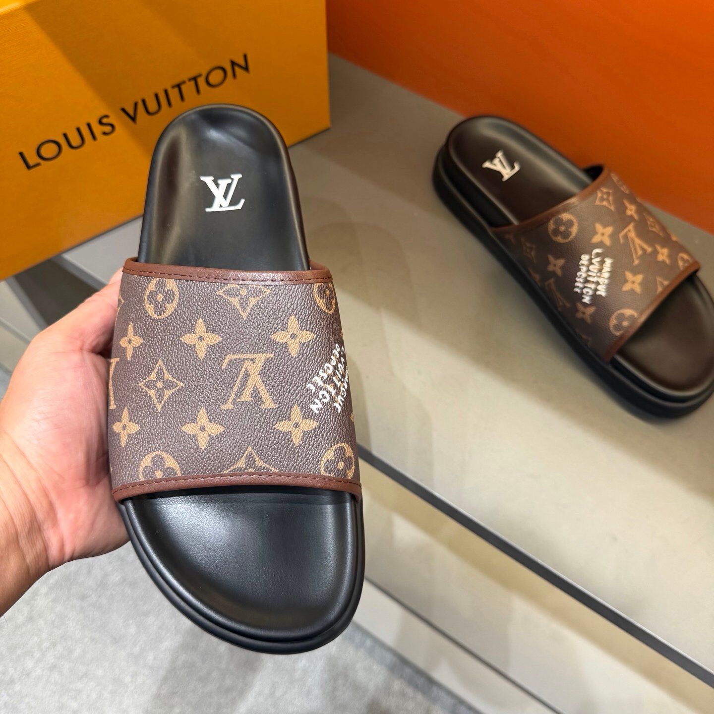 Claquettes Monogram Premium Confort – Motif Iconique Luxe – Image 11