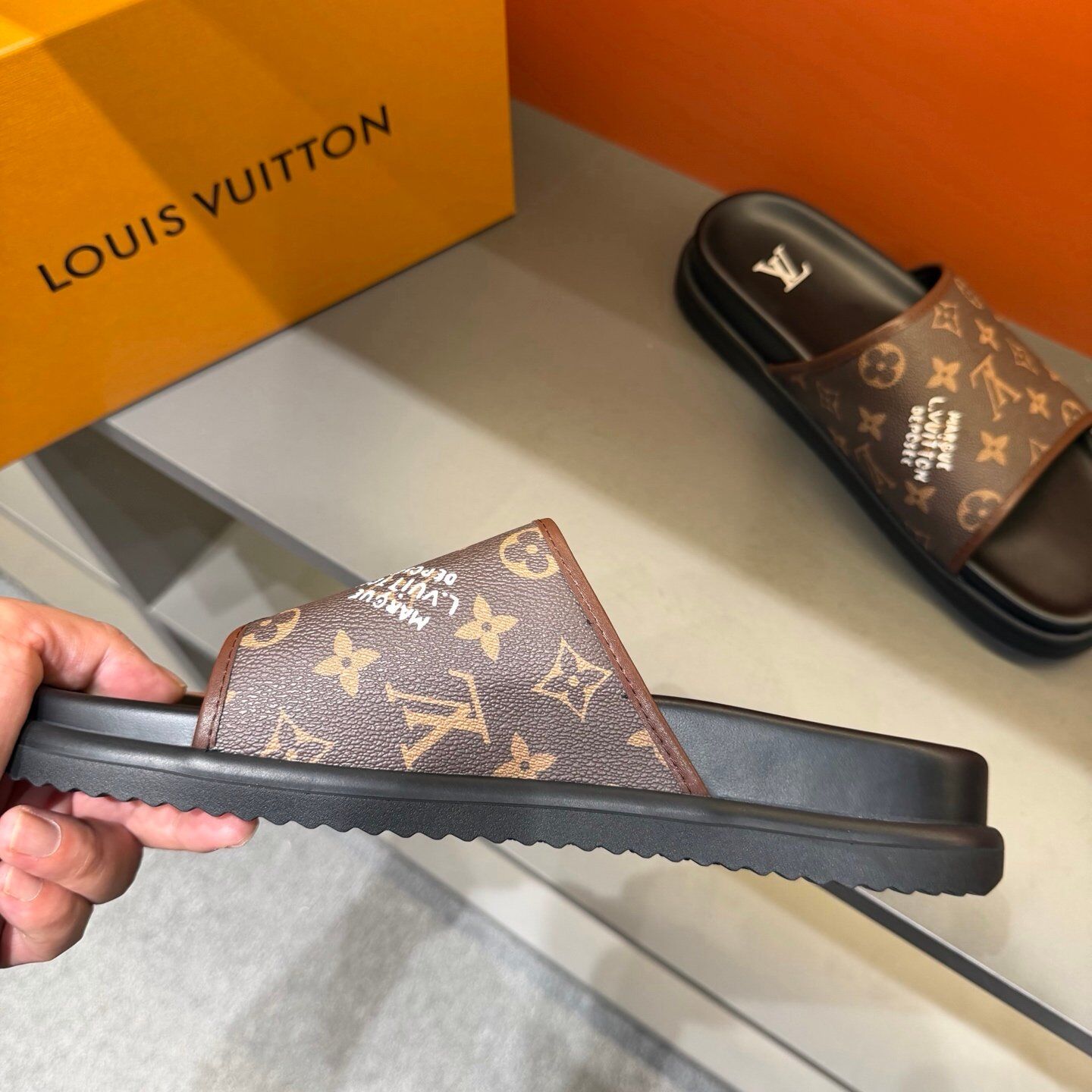 Claquettes Monogram Premium Confort – Motif Iconique Luxe – Image 12