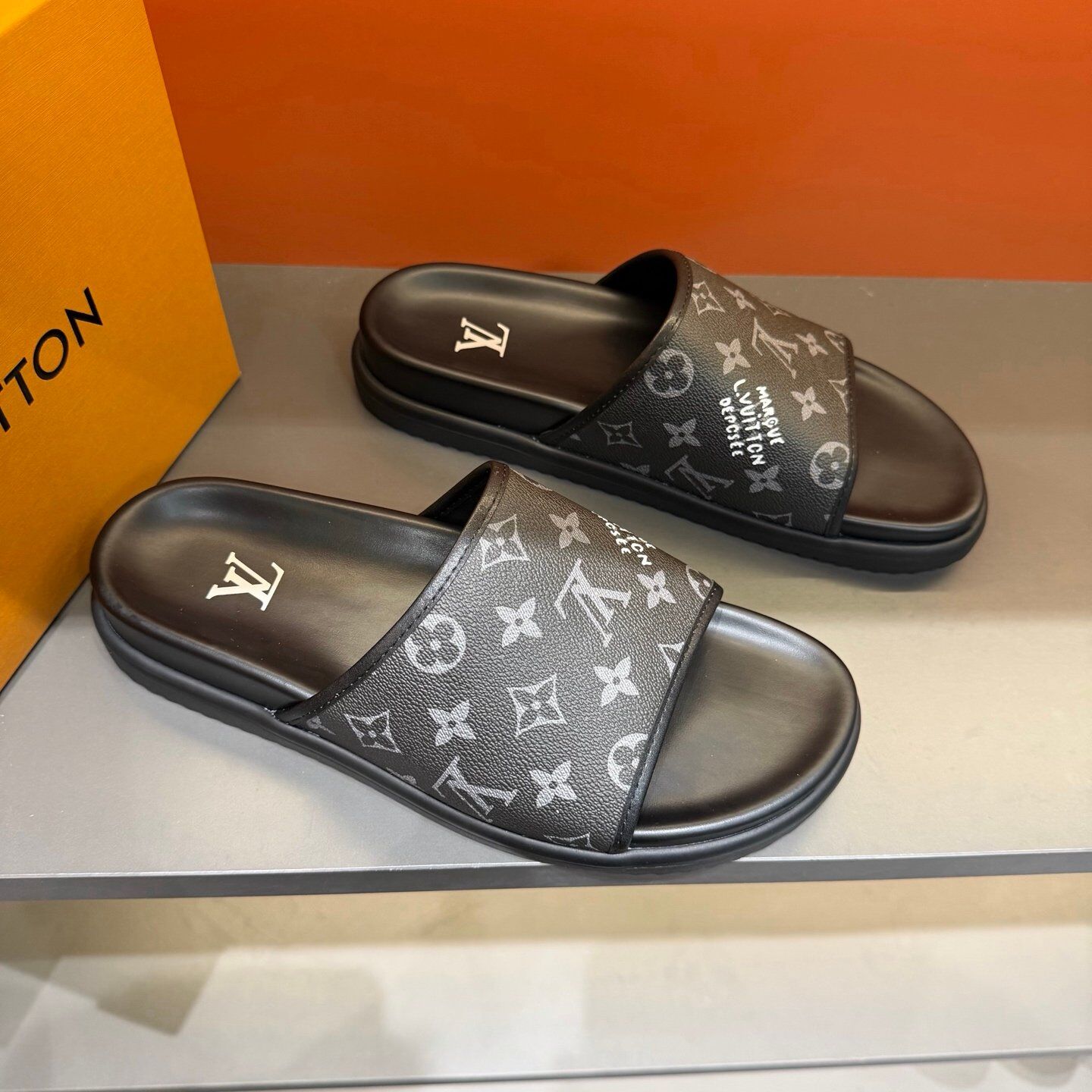 Claquettes Monogram Premium Confort – Motif Iconique Luxe – Image 15