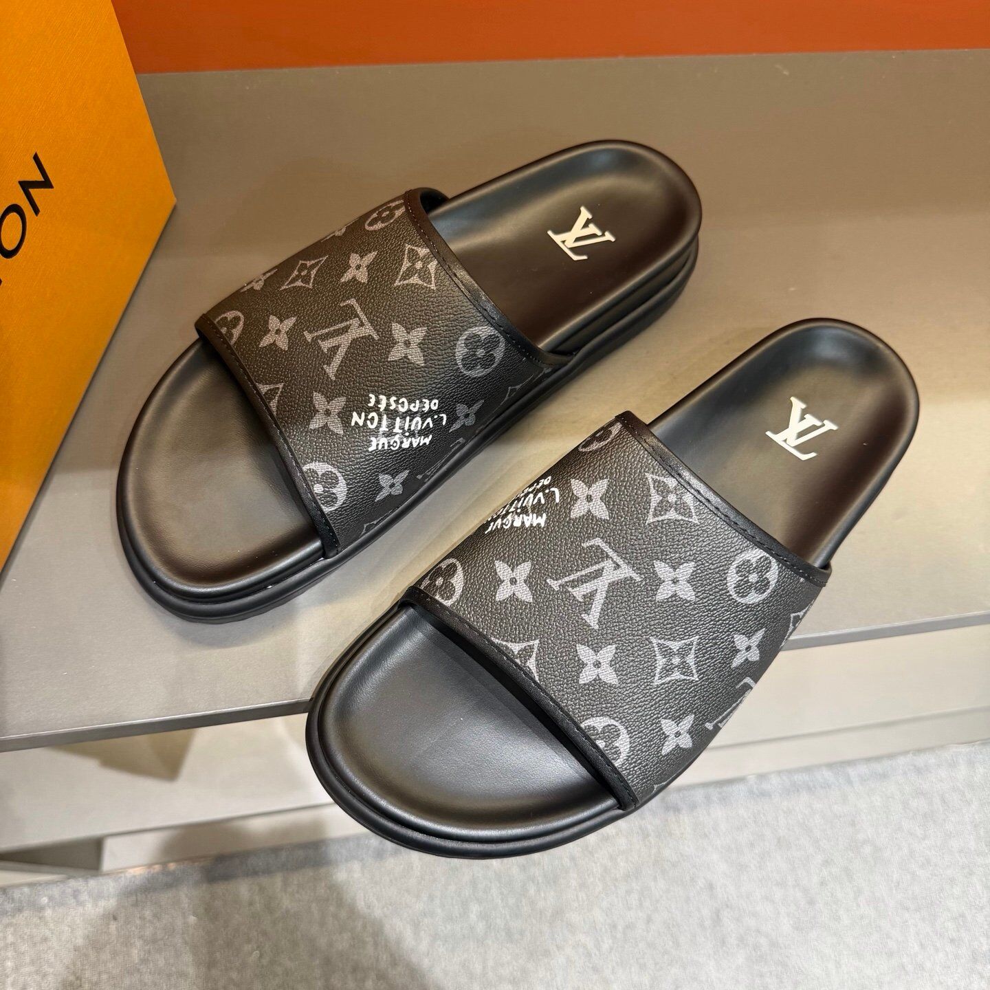 Claquettes Monogram Premium Confort – Motif Iconique Luxe – Image 16