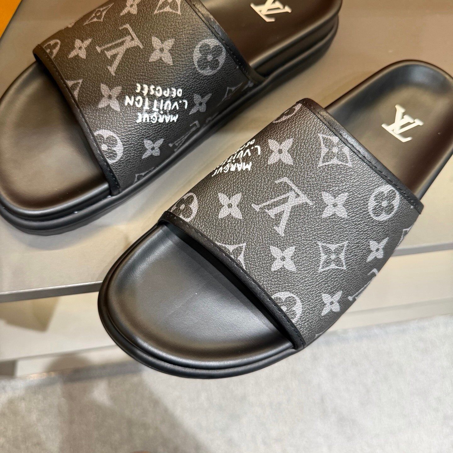 Claquettes Monogram Premium Confort – Motif Iconique Luxe – Image 3