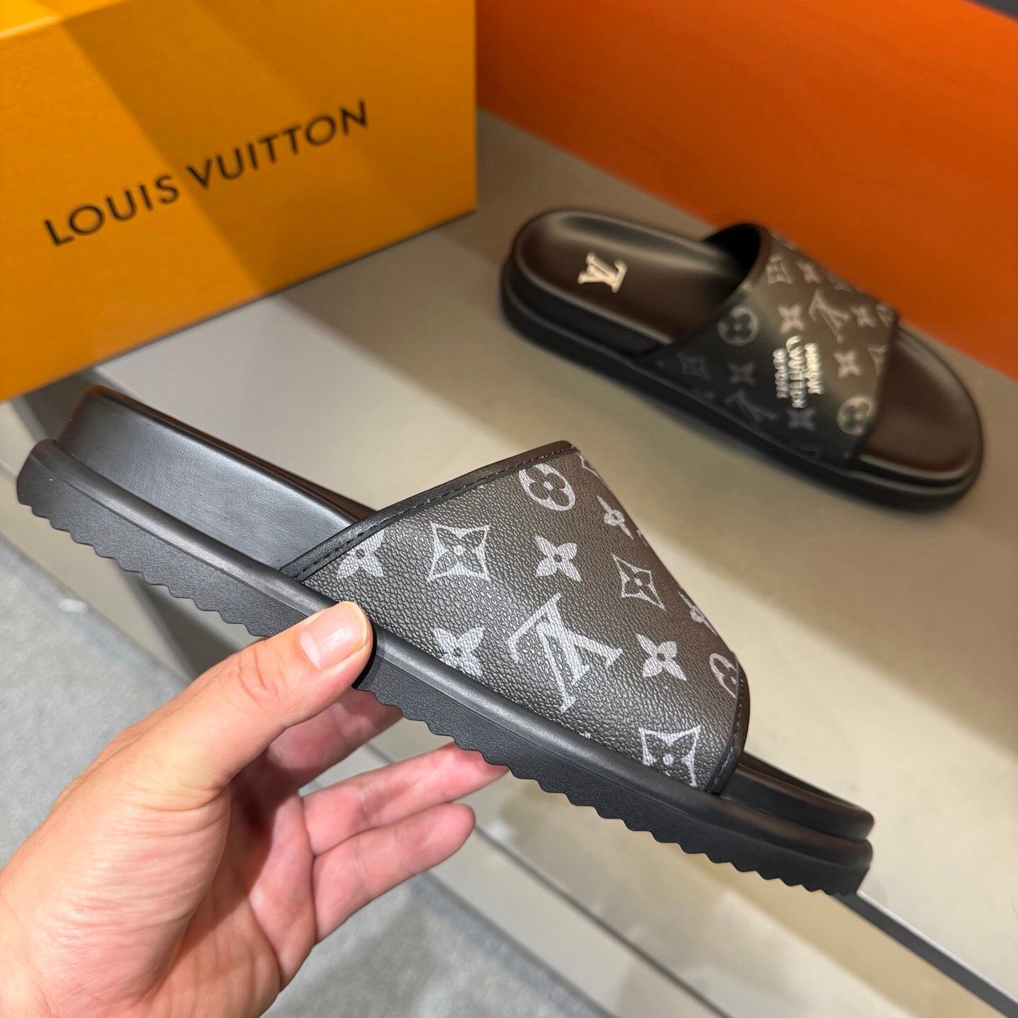 Claquettes Monogram Premium Confort – Motif Iconique Luxe – Image 17