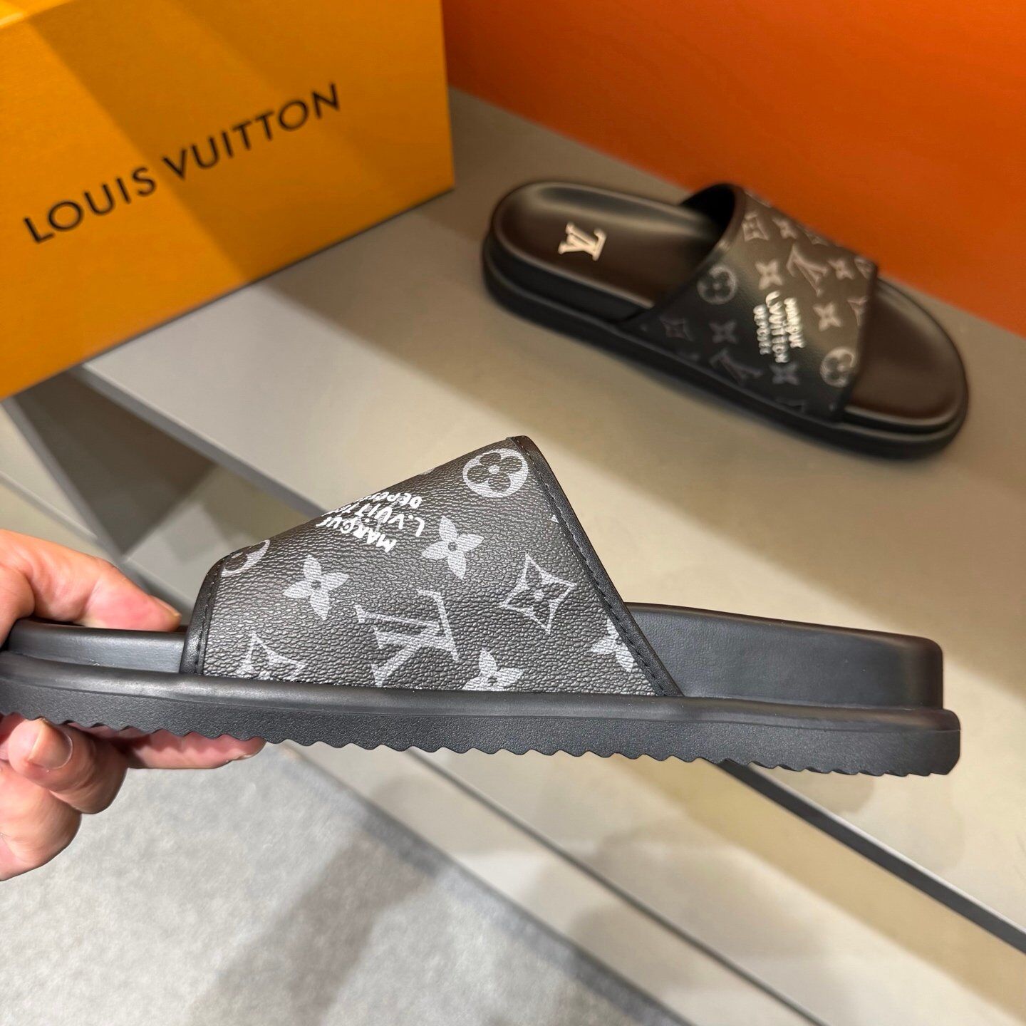 Claquettes Monogram Premium Confort – Motif Iconique Luxe – Image 19