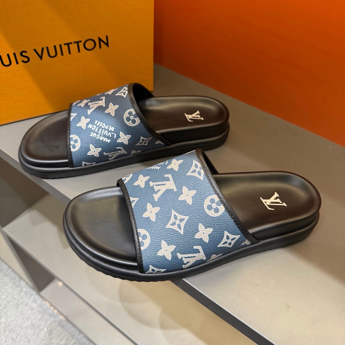 Claquettes Monogram Premium Confort – Motif Iconique Luxe – Image 21