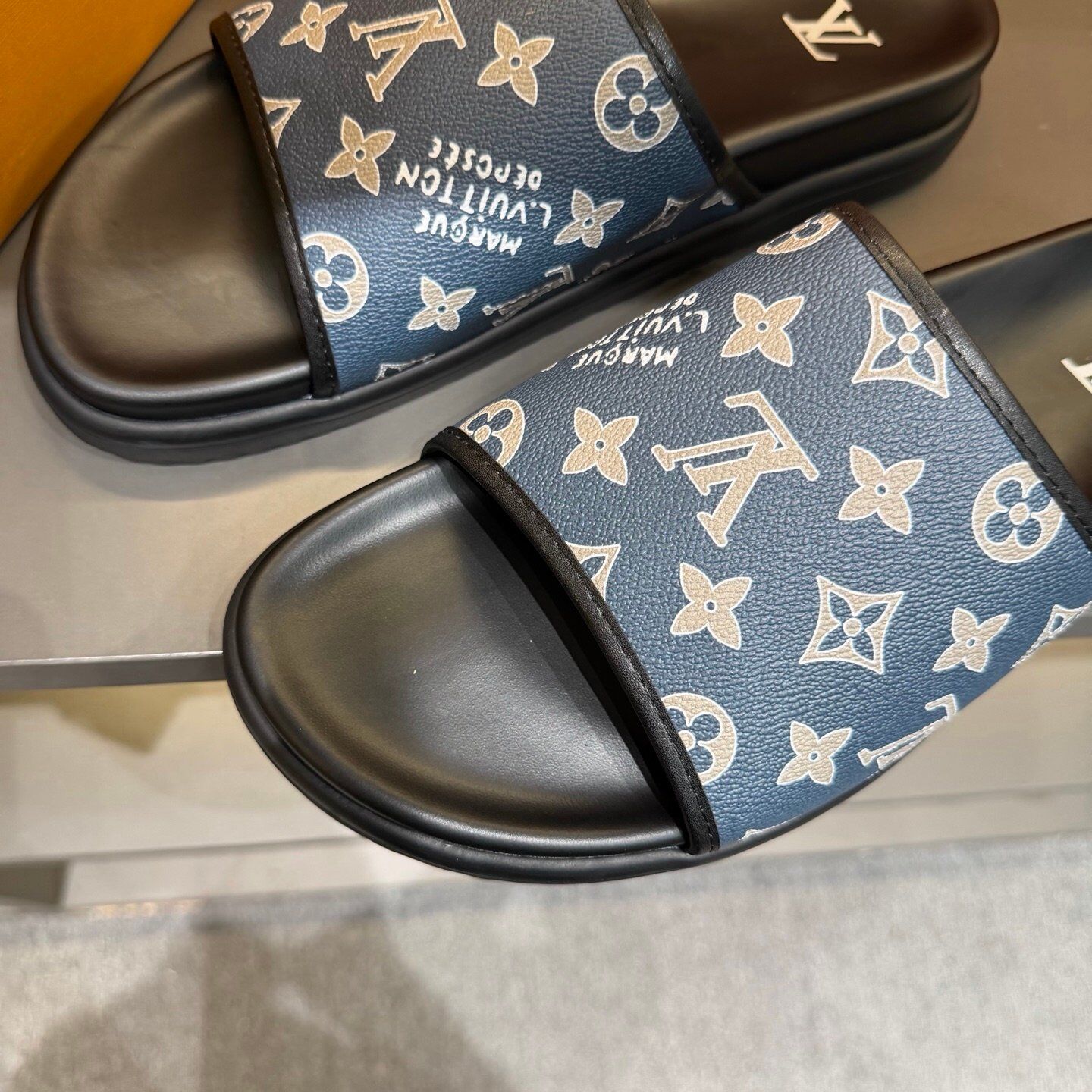 Claquettes Monogram Premium Confort – Motif Iconique Luxe – Image 23