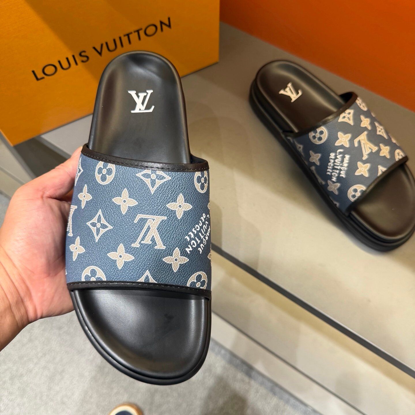 Claquettes Monogram Premium Confort – Motif Iconique Luxe – Image 26