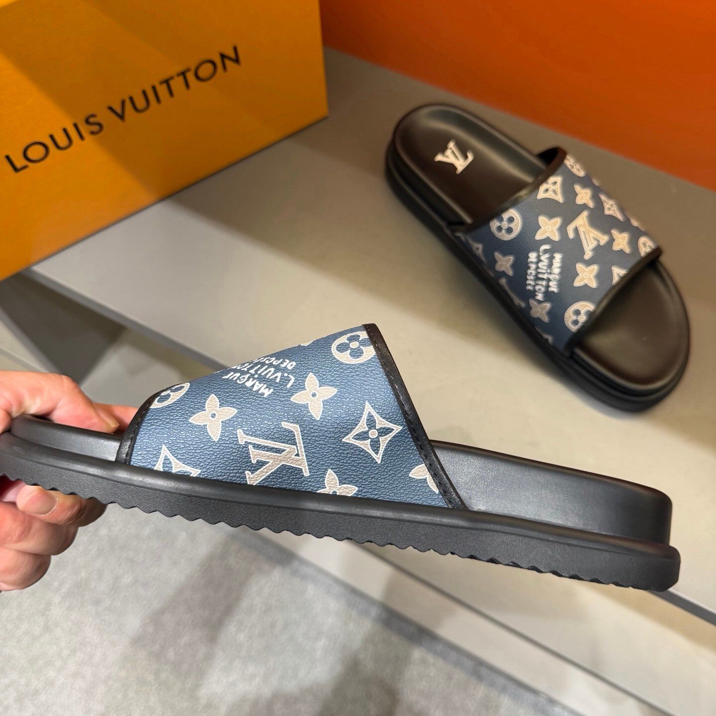 Claquettes Monogram Premium Confort – Motif Iconique Luxe – Image 27