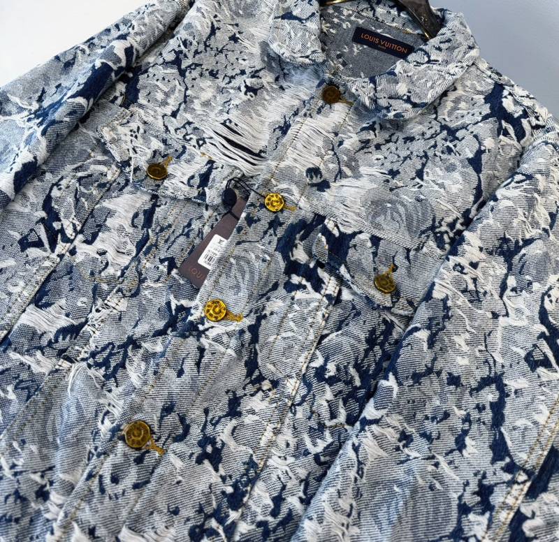 Veste Louis Vuitton denim jacquard bleu unisexe – Veste luxe motif artistique effet destroy – Image 4